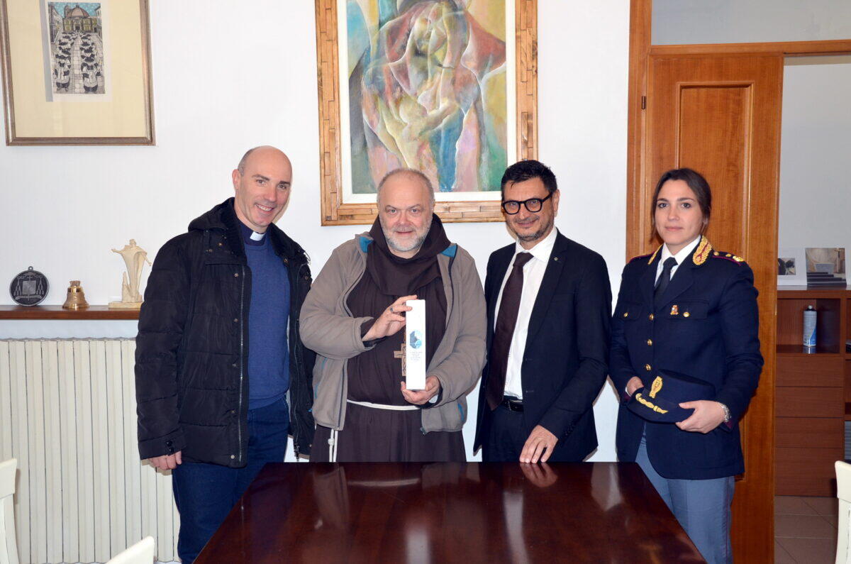 Il Questore di Massa Carrara consegna l'olio di Capaci al Vescovo per la Chiesa italiana - 