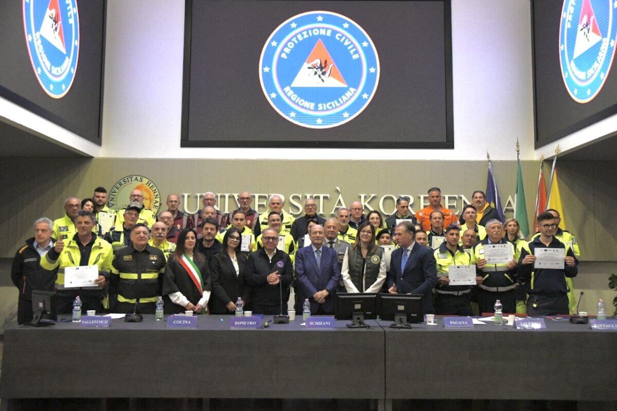 Schifani consegna attestati a nuovi volontari antincendio - 