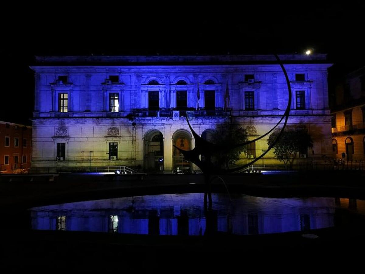Il Comune di Ragusa si unisce alla Giornata mondiale dell'autismo illuminando Palazzo dell'Aquila di blu - 