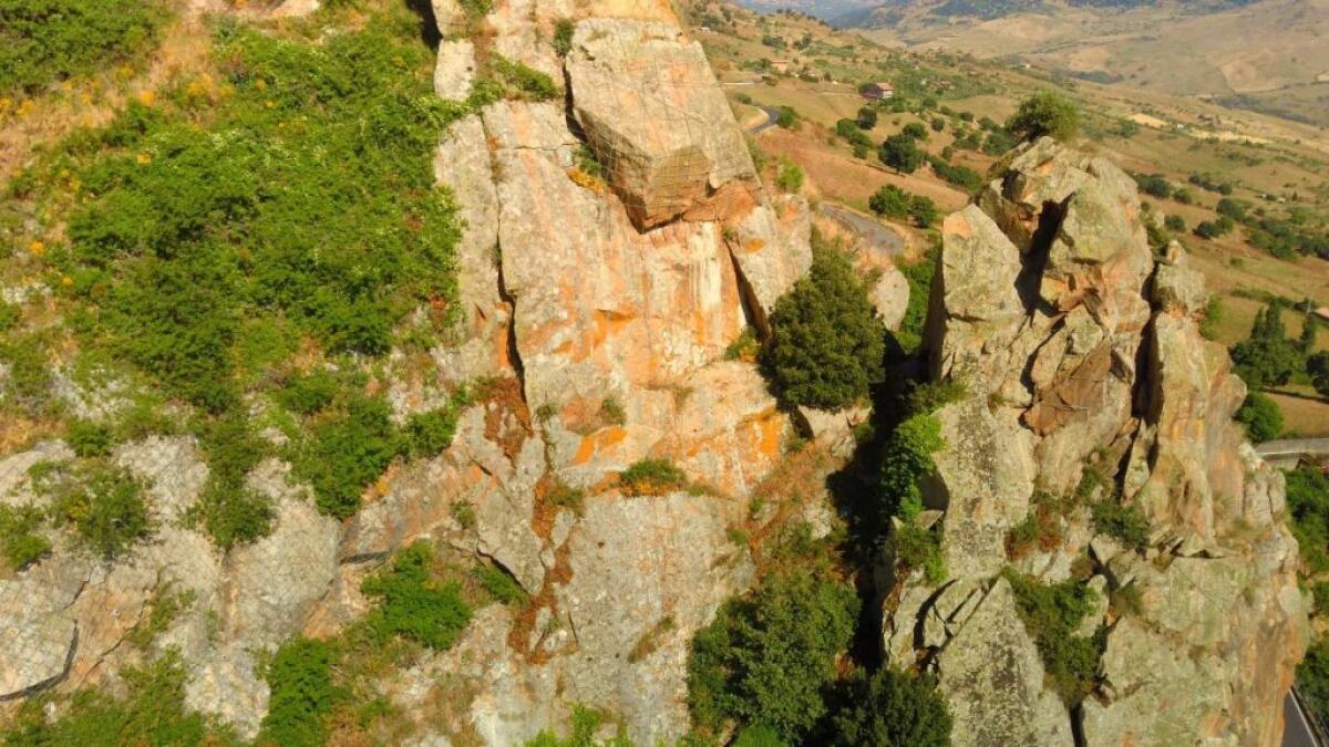 Ad aggiudicato l'appalto per la messa in sicurezza dell'area a valle di Rocca Giannina a Cesarò - 