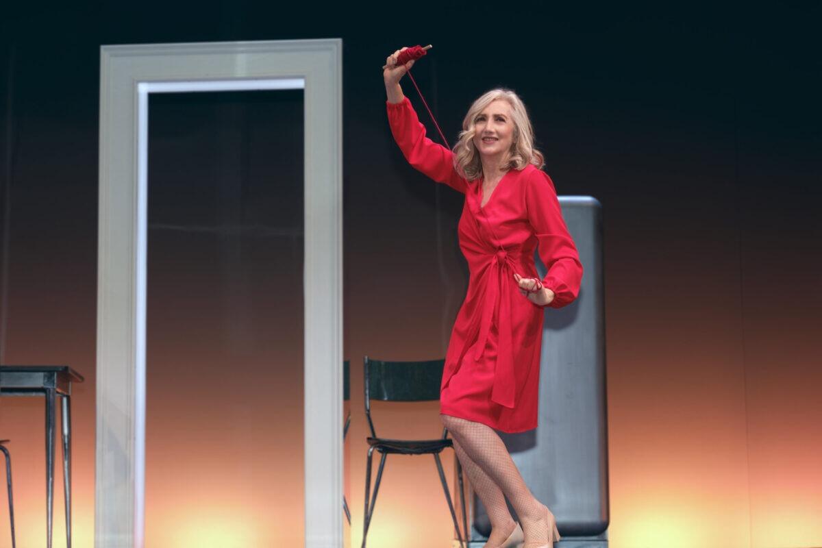 "La madre" al Teatro Pirandello: Lunetta Savino sul palco in un'interpretazione sorprendente. - 