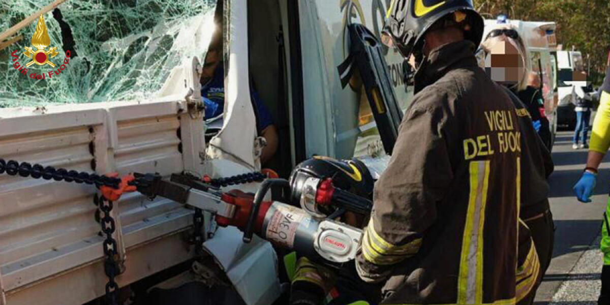 Grave incidente stradale a Messina: due persone salvate dai Vigili del Fuoco - 