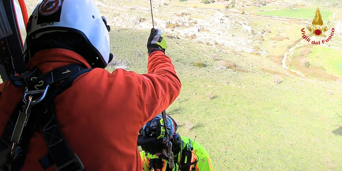Soccorso in zona impervia alle gole dell'Alcantara: intervento dei Vigili del Fuoco - 