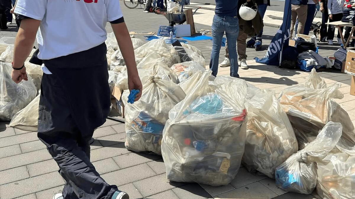 Lungomare Fest: volontari puliscono la sporcizia dei catanesi contro l’inciviltà dilagante - 