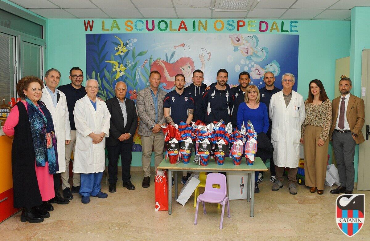 Gli eroi del Catania FC portano sorrisi all'ospedale Garibaldi-Nesima - 