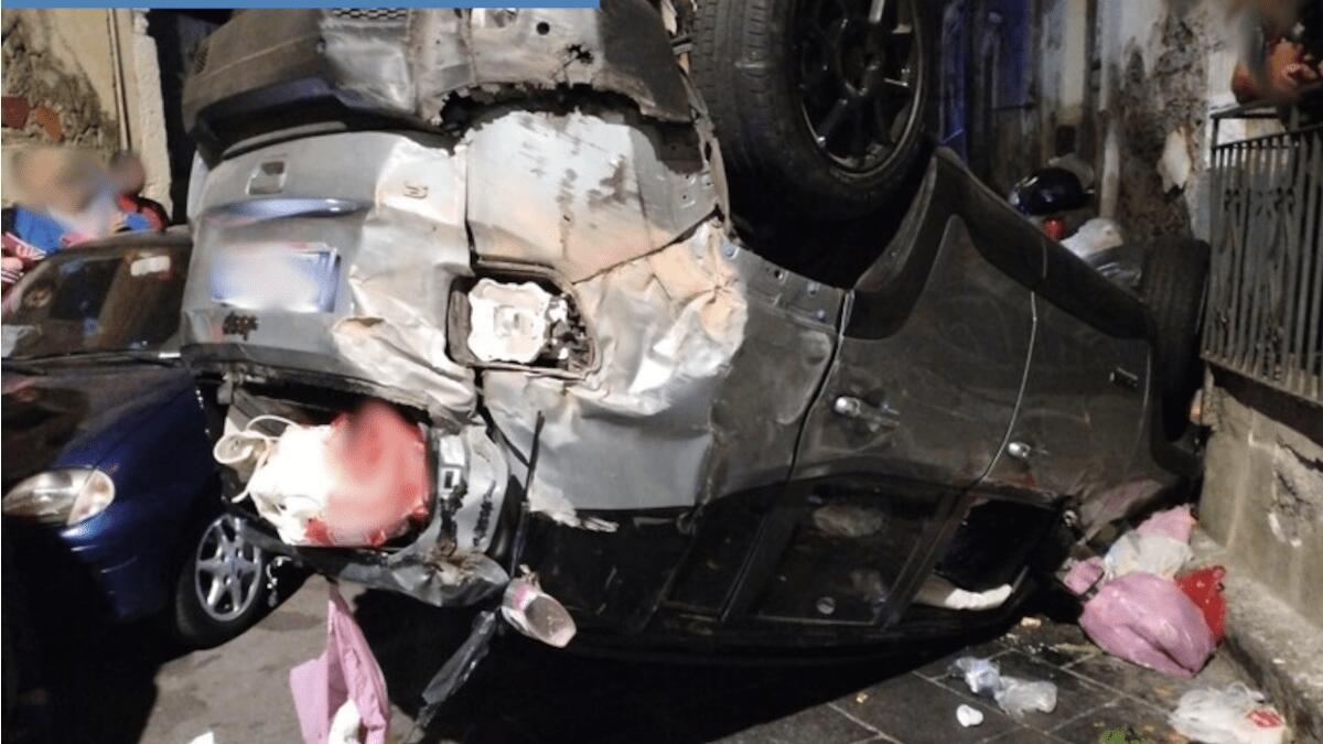 Corsa folle a Catania termina col cappottamento dell’auto: trovati quasi 80mila euro - 