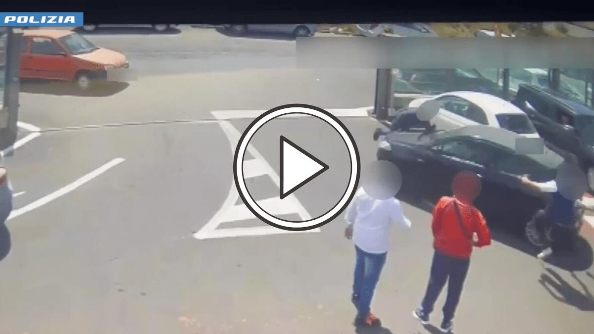 Ruba dal supermercato, nella fuga investe un cittadino ma è un poliziotto [VIDEO] - 