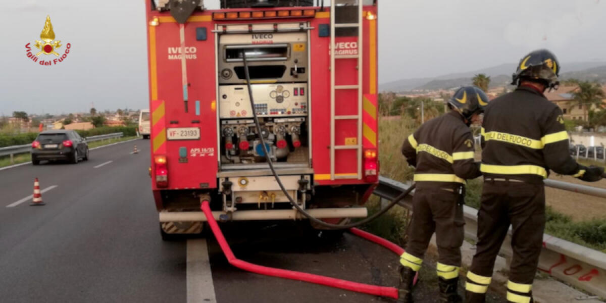 Incendio di sterpaglie tra i caselli di Milazzo e Barcellona Pozzo di Gotto: intervento dei Vigili del Fuoco - 