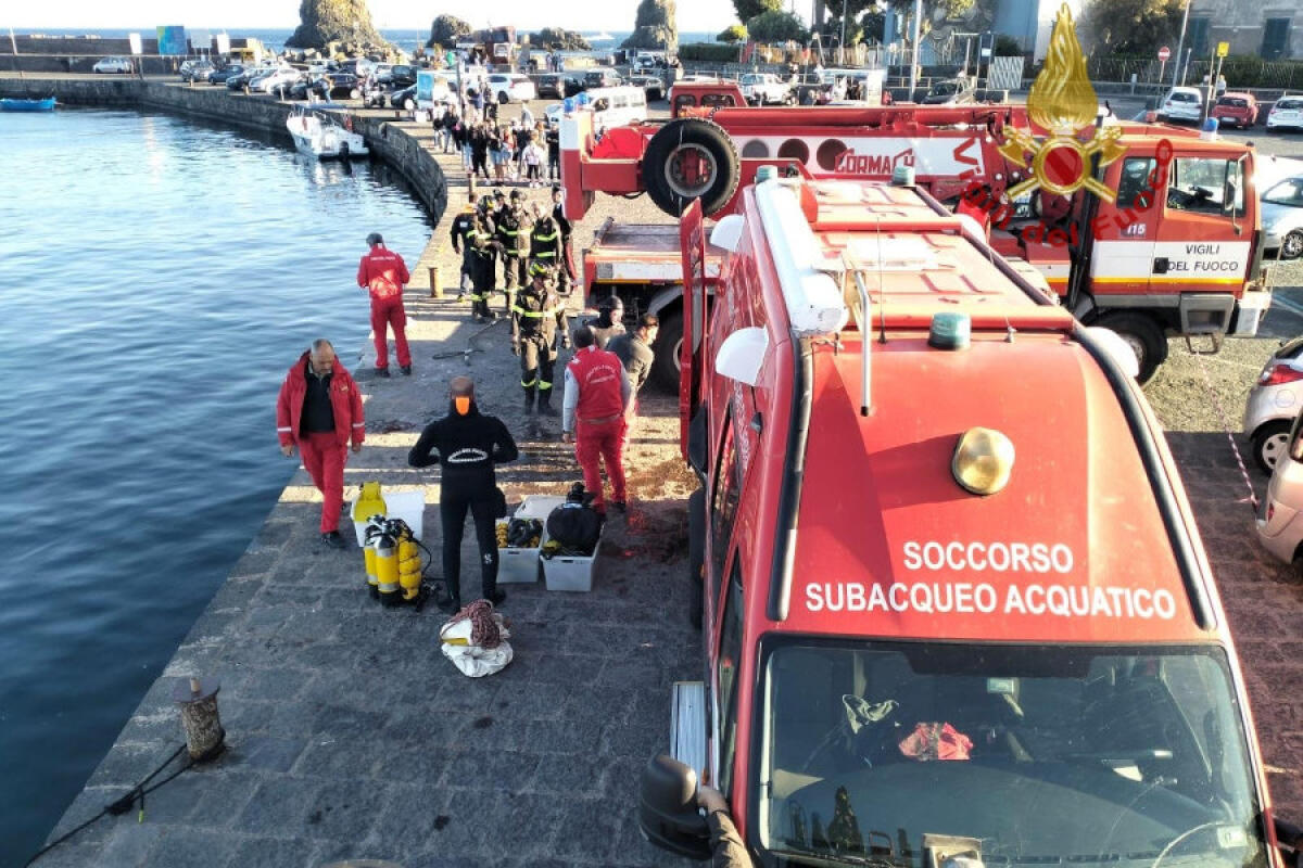 62enne salvato dopo essere caduto in mare con l'auto a Aci Trezza - 