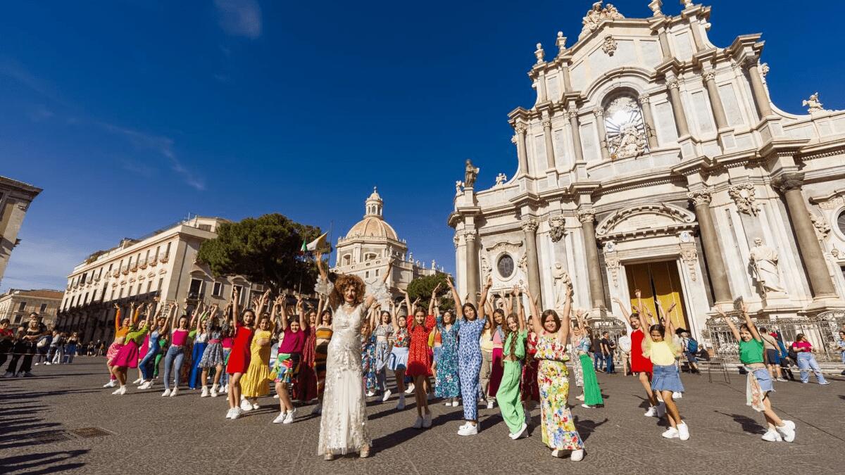 Marcella Bella con un vestito “da sposa” in piazza Duomo: ecco perché [VIDEO] - 