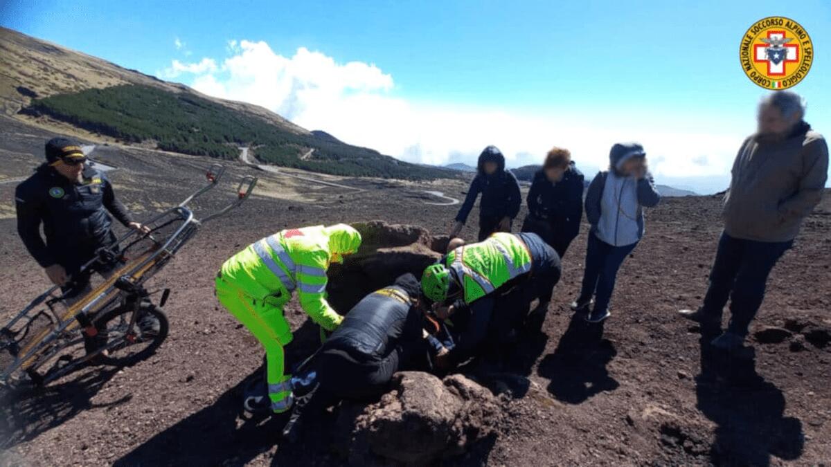 Attimi di preoccupazione sull’Etna per un turista: interviene il soccorso alpino - 