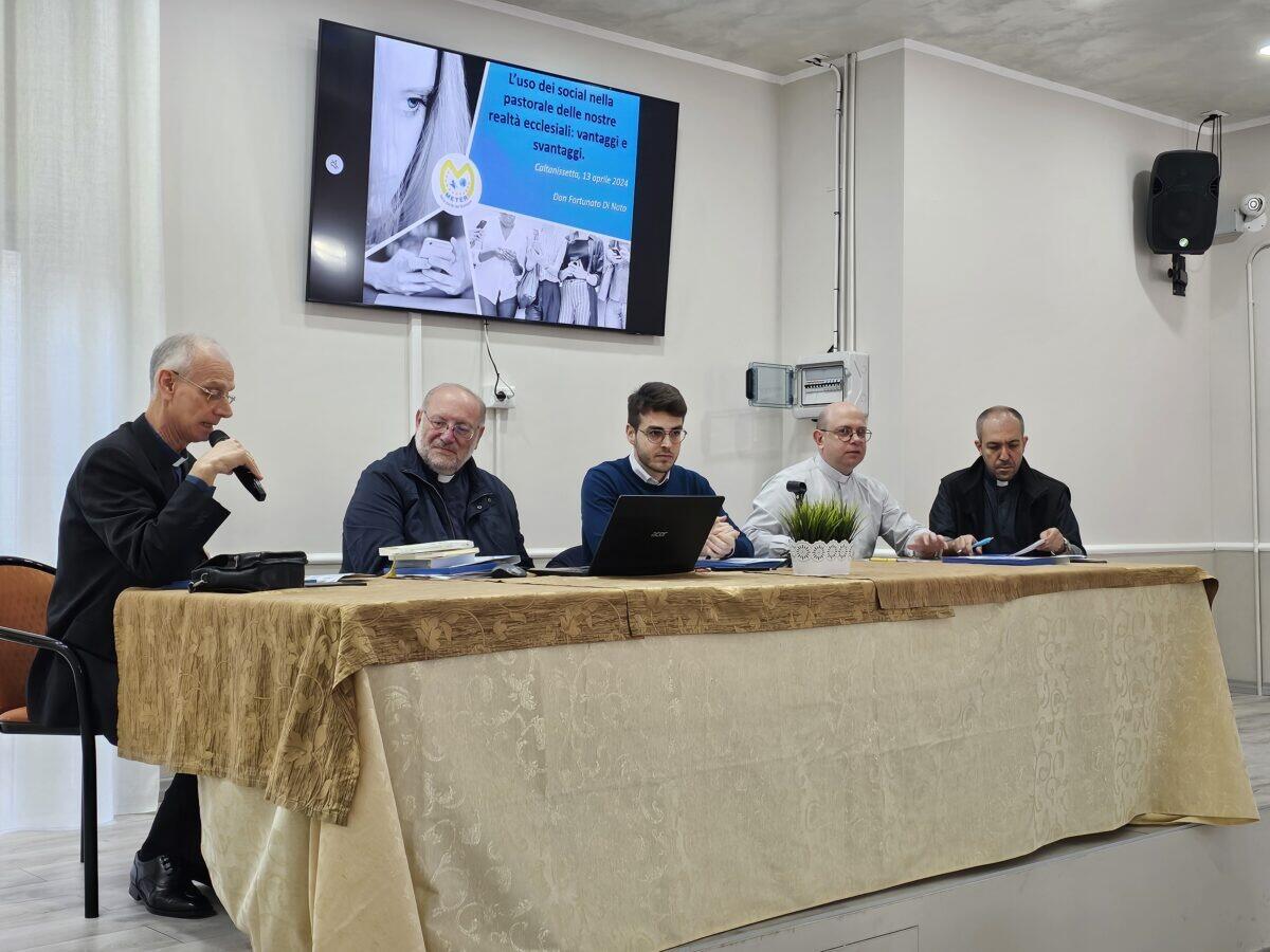 Confronto a Caltanissetta sulla sicurezza dei giovani nel mondo digitale - 