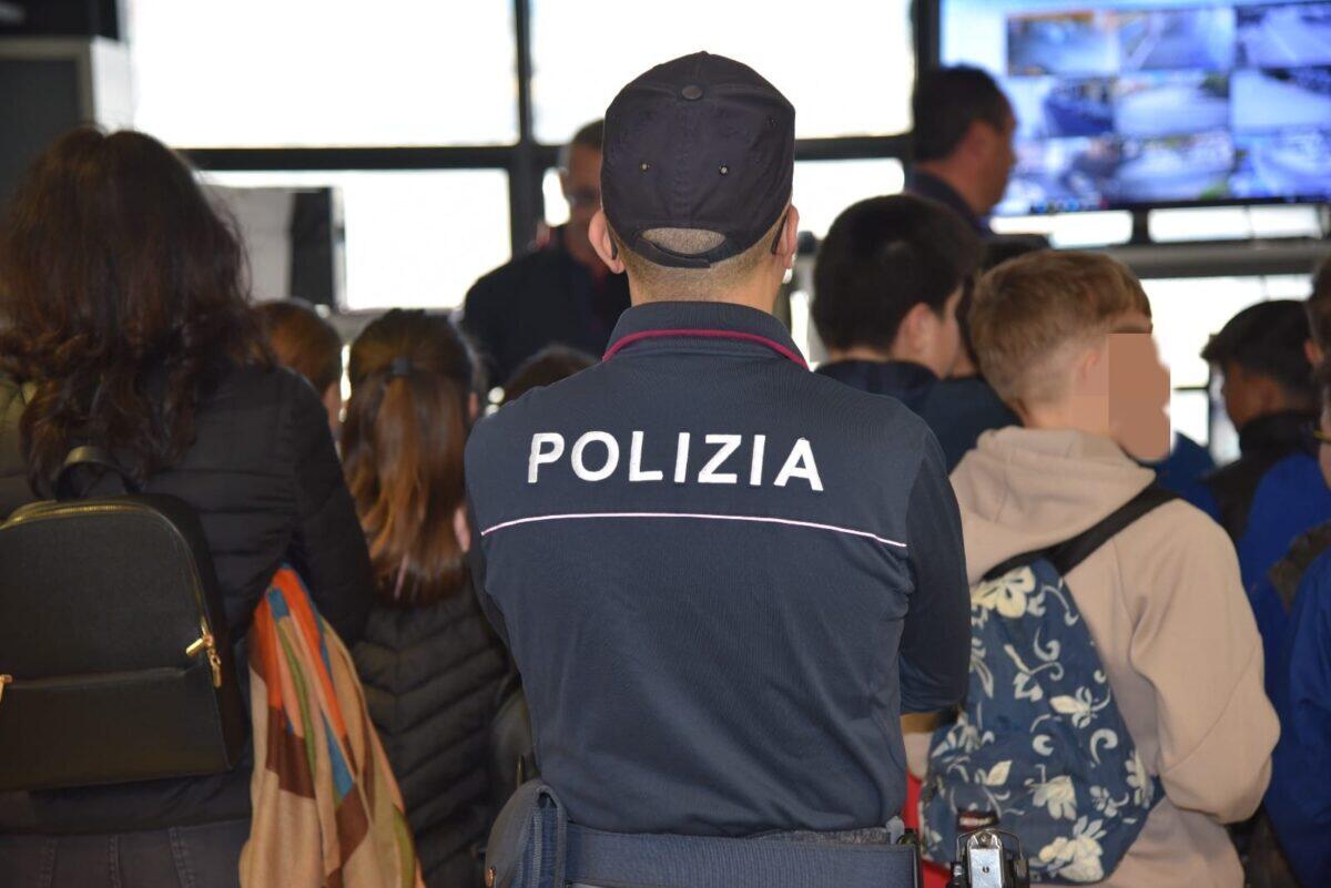 Visita dei bambini alla Questura di Ragusa: giornata speciale con la Polizia di Stato - 