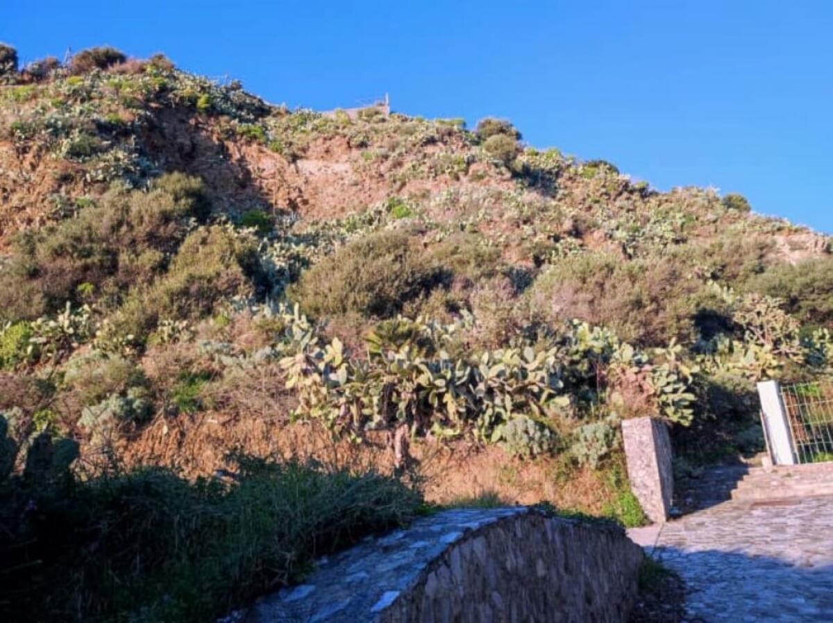 Via ai lavori di consolidamento alla baia 'Ngonia del Tono' di Milazzo - 