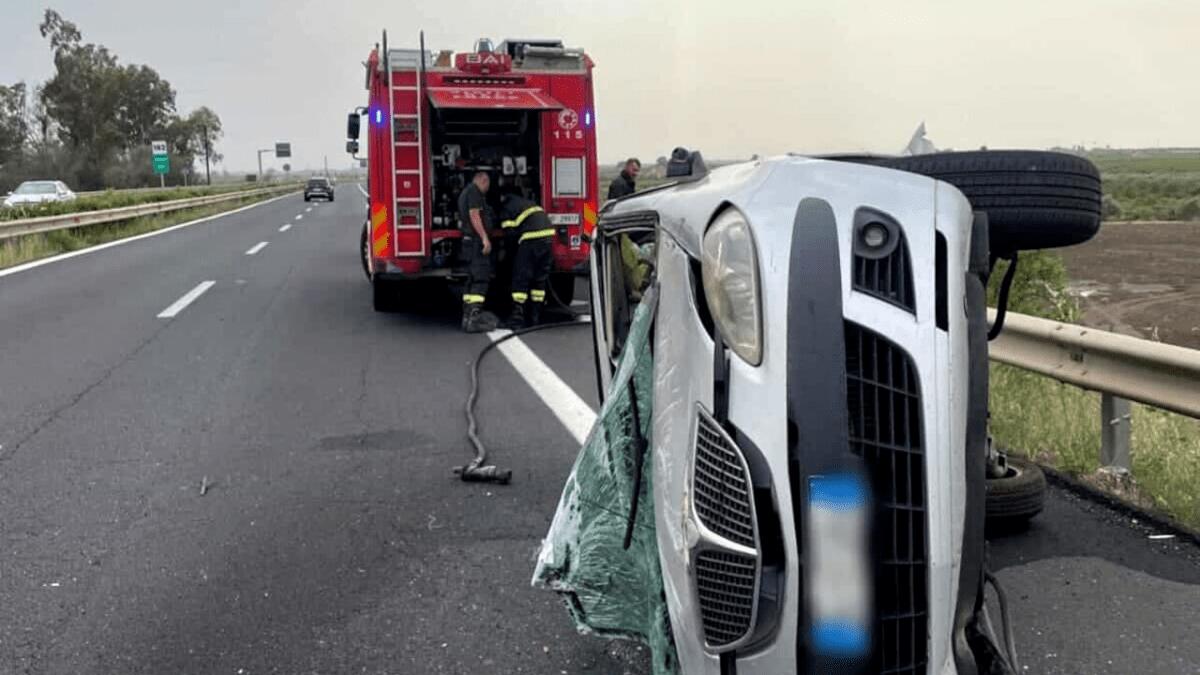 Incidente sulla Catania-Palermo: auto si ribalta, conducente estratta dalle lamiere - 