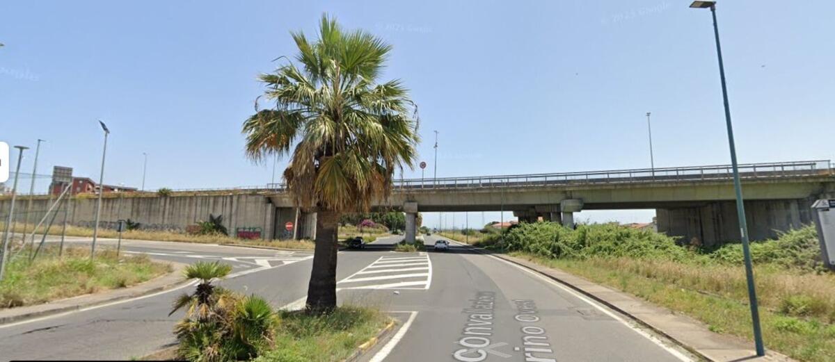 Incidente a Librino, gru Eco Car sbatte contro il ponte - 