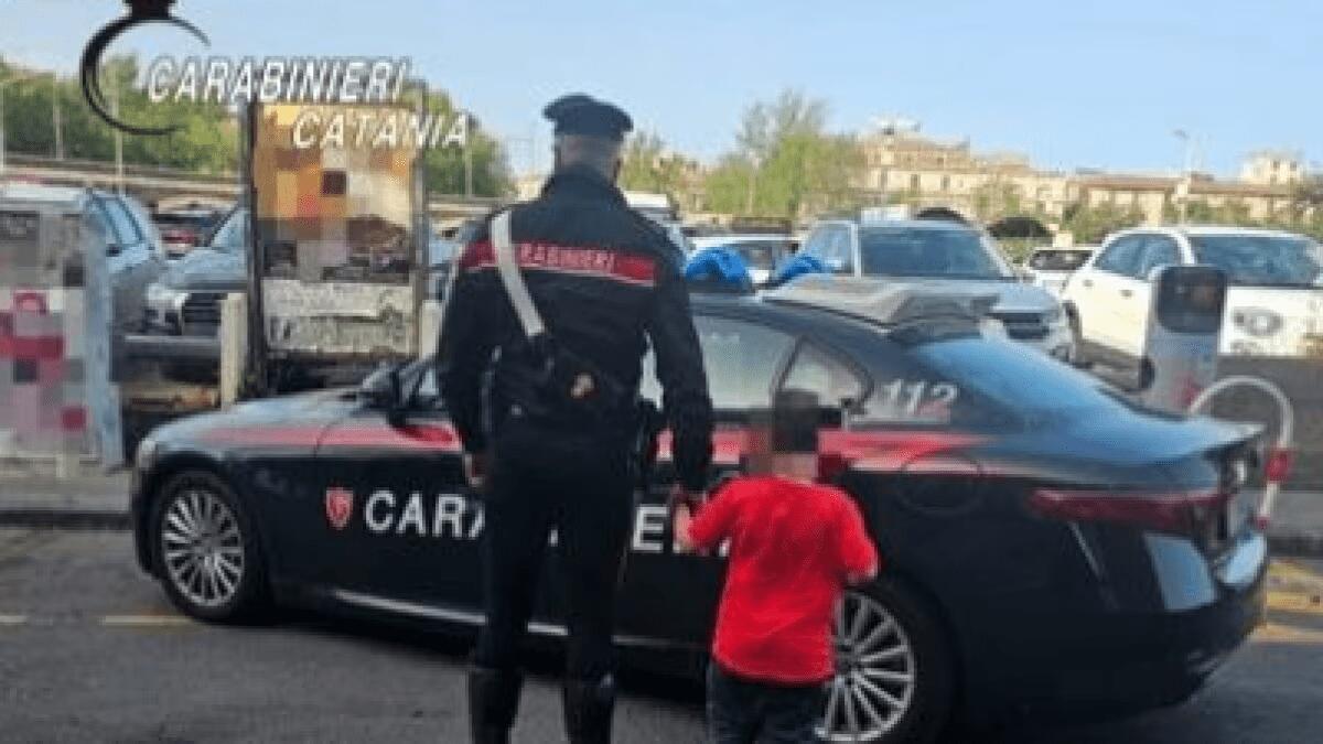 Durante il pranzo fuori non si curano del figlio: bambino scappa smarrendosi tra le vie del centro - 