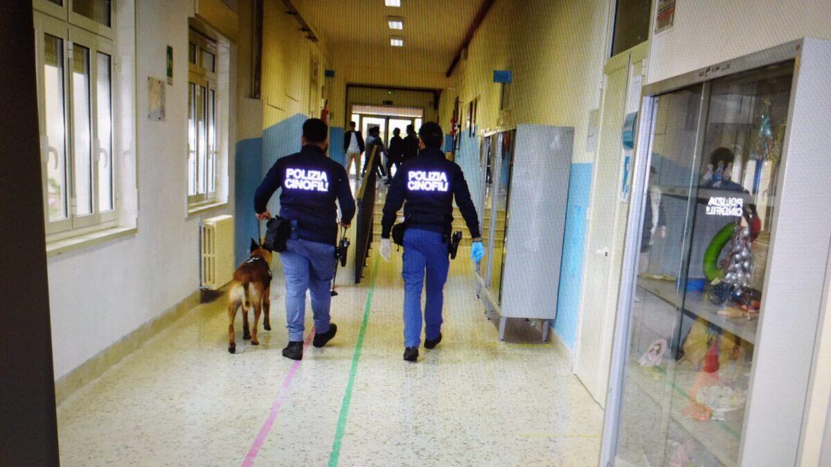 Effettuati controlli antidroga nelle scuole di Sciacca: la Questura di Agrigento agisce contro lo spaccio - 