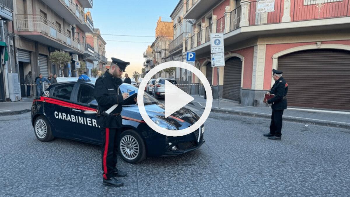 Sparatoria nel Catanese: uomo “gambizzato” davanti al bar, c’è un sospettato [VIDEO] - 