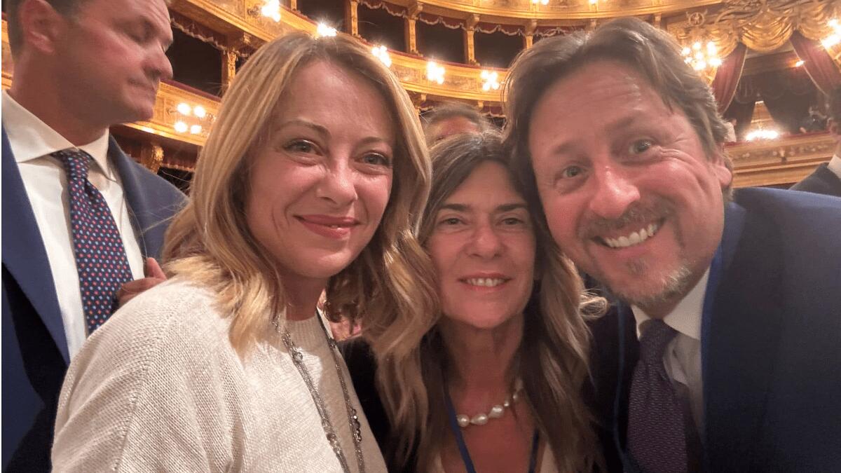 Giorgia Meloni e Manlio Messina: c’è sempre tempo per un selfie al Teatro Massimo di Palermo - 