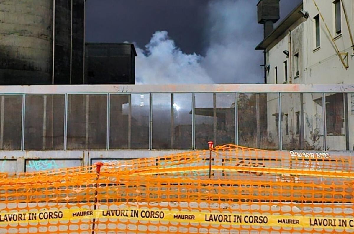 Incendio a Catania: l'ex cementificio in fiamme, aria irrespirabile in zona Playa e porto - 