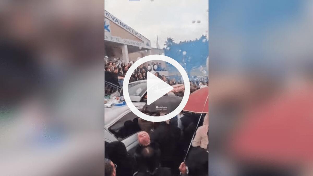 Il commovente ultimo saluto ad Antonio Pistone davanti la chiesa [VIDEO] - 