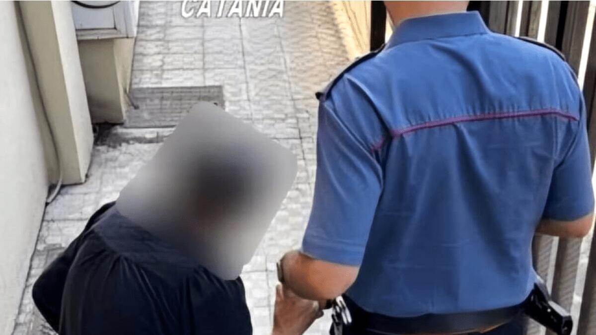 Tentato suicidio Librino: 70enne prova a lanciarsi dal grattacielo, salvata dai Carabinieri - 