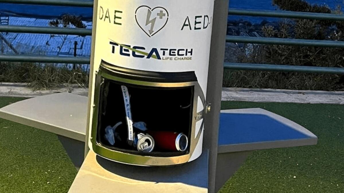 Furto defibrillatore piazza Sciascia: rubato dopo pochi mesi, spazzatura al suo posto - 