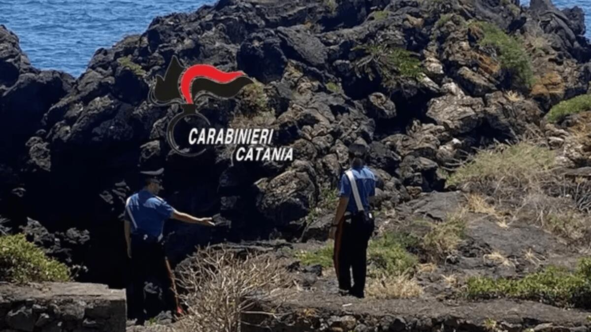 Vede bagnante straniera e tenta di abusarne: 69enne colpito con pietra e arrestato nel Catanese - 