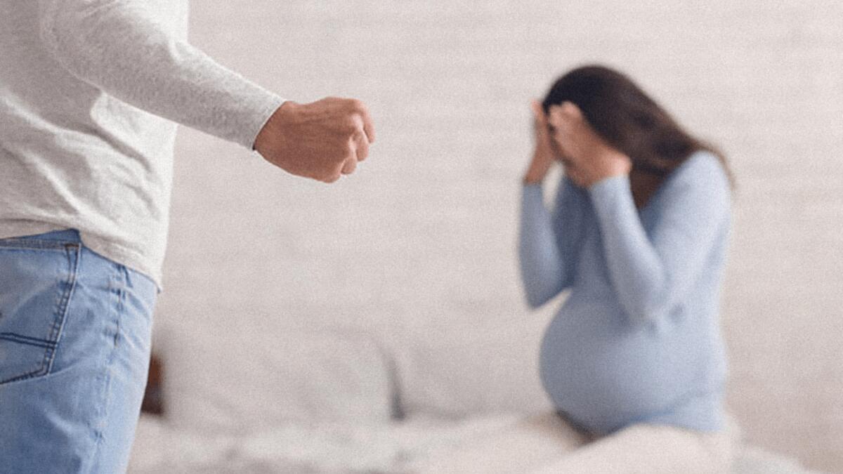 È incinta: pestata senza sosta sino all’aborto. 25enne in libertà con braccialetto elettronico - 