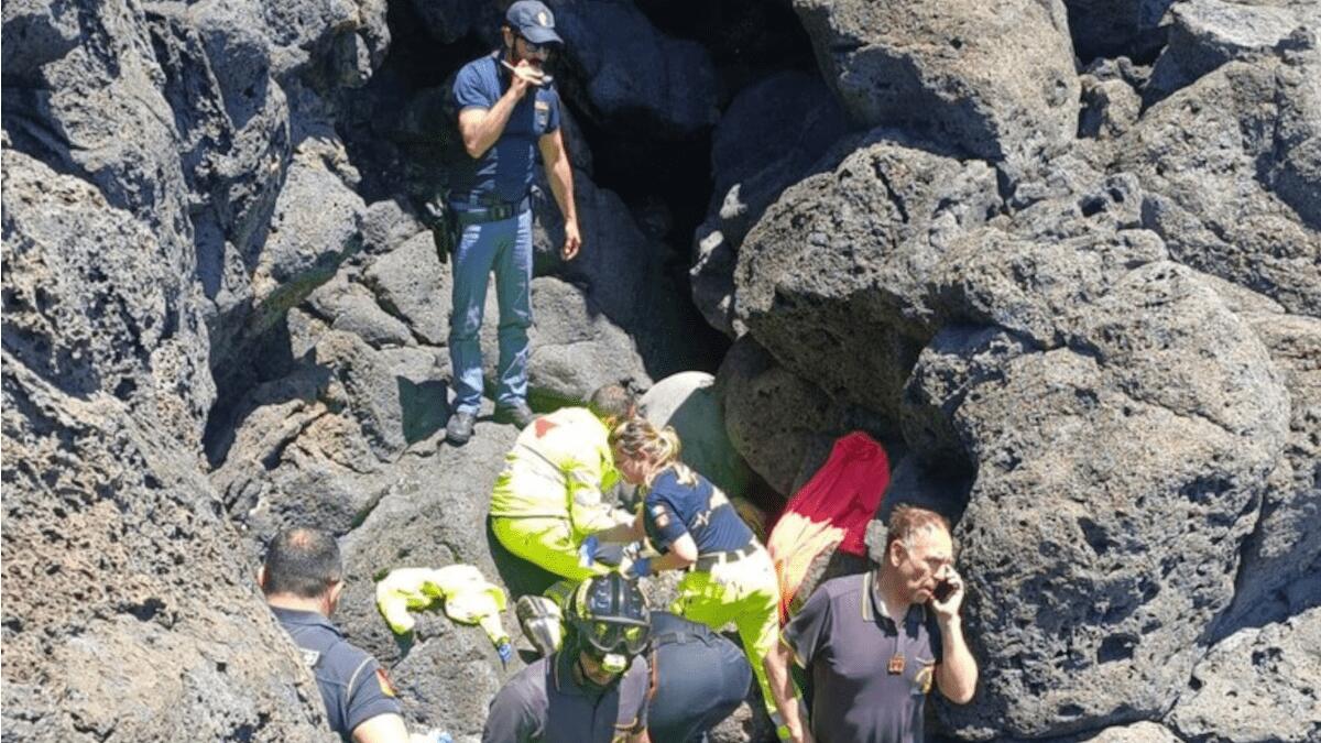Festeggia la fine della Scuola saltando la recinzione del Lungomare e cade sugli scogli: molto grave - 