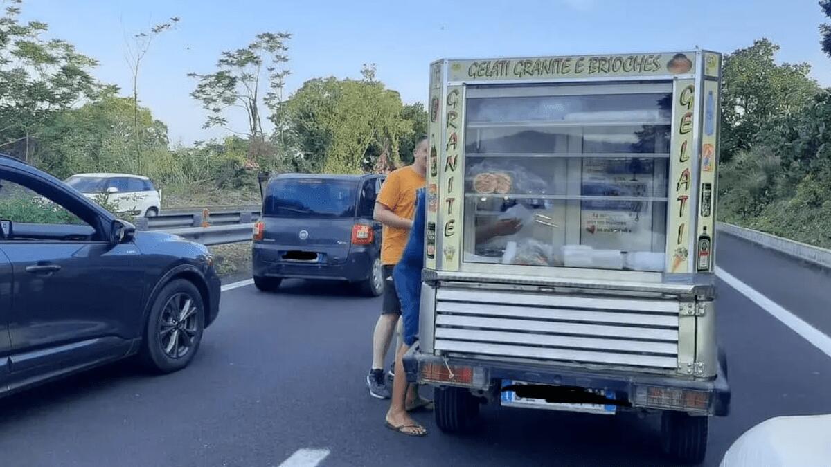 Bloccati in autostrada: gelataio vende prodotti nel traffico bloccato sull’A18 Messina Catania - 