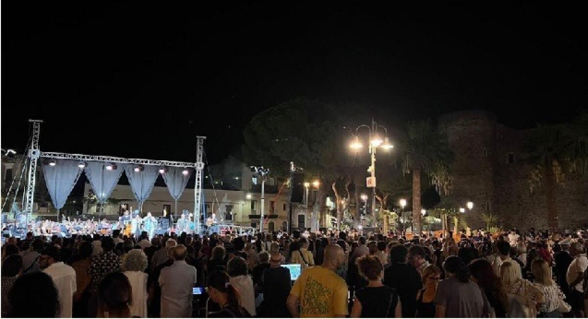 Concerto di artisti catanesi al Castello Ursino: successo di partecipazione per il primo giorno dell'isola pedonale. - 