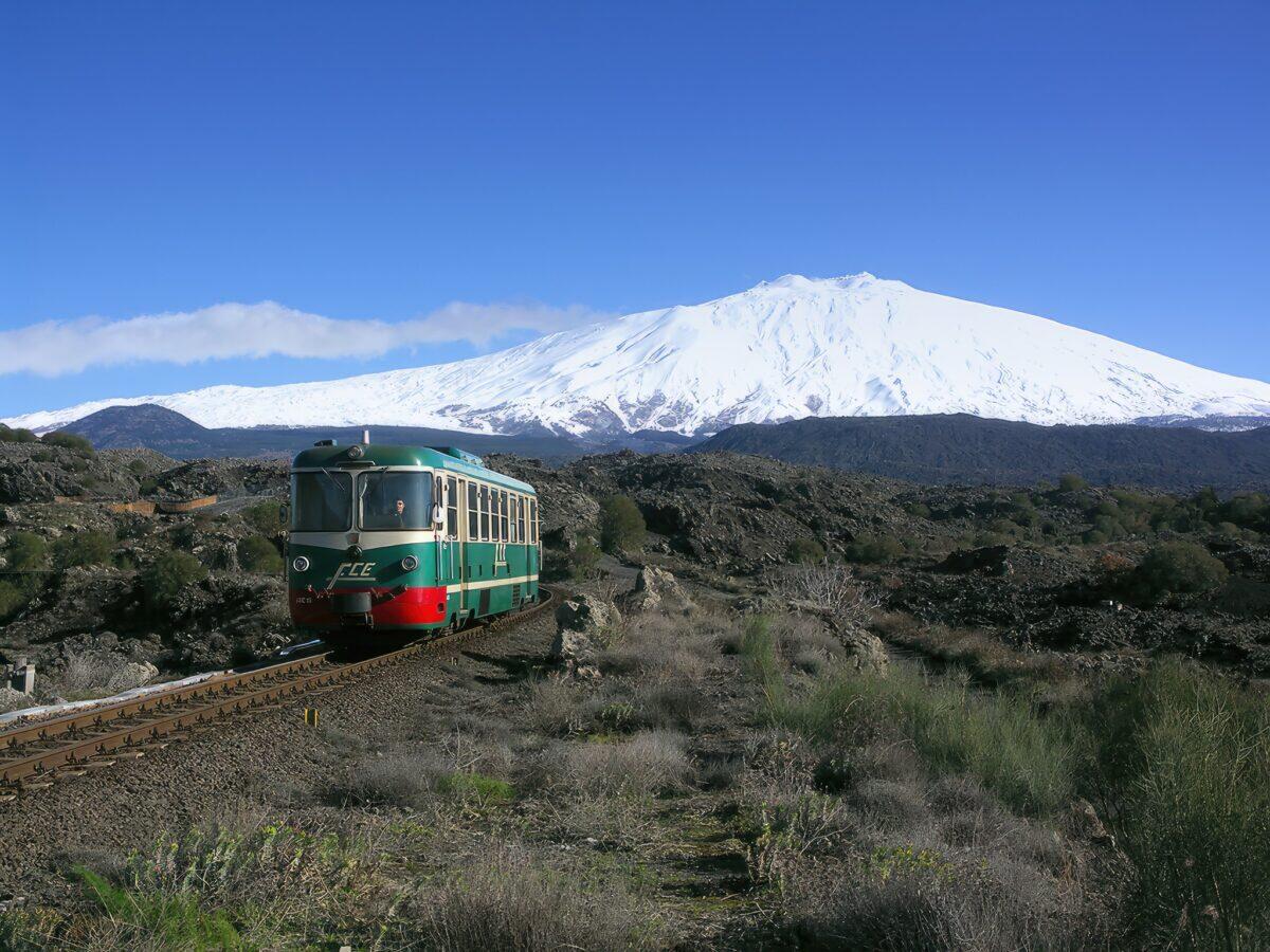 Addio alla littorina, le foto di una lunga storia di viaggi attorno all'Etna - 