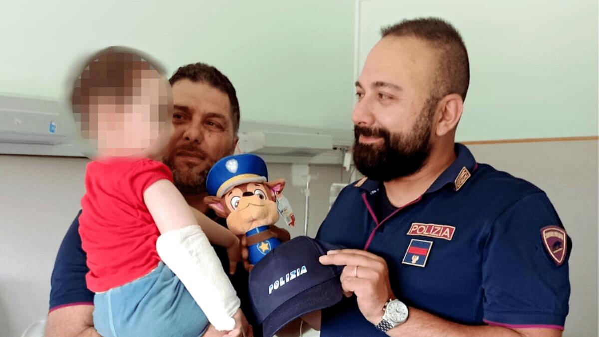 Infante di un 1 anno e mezzo smette di respirare: salvataggio di Polizia e Croce Rossa - 