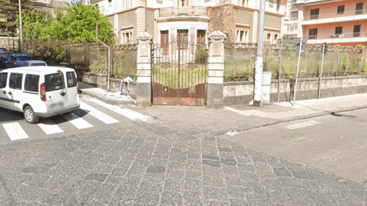 Incidente Stradale nel Catanese: scontro violento tra auto e scooter all’incrocio, un ferito grave - 