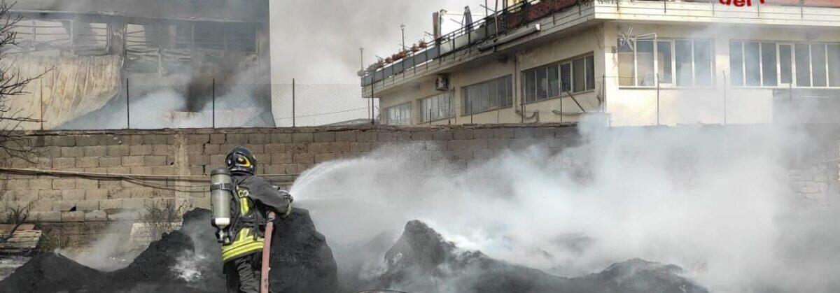 Incendio distrugge capannone a Misterbianco: intervento dei Vigili del Fuoco - 