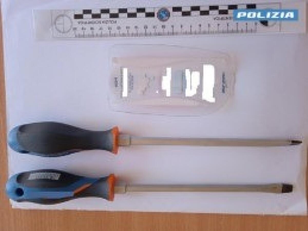Cacciaviti e forbici: denunciate e allontanate due donne a Siracusa - 