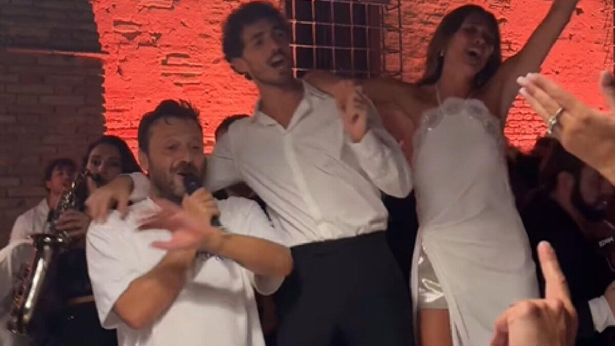 Video imperdibile Cremonini incanta al matrimonio di Pecco Bagnaia con una travolgente esibizione di 50 Special - 