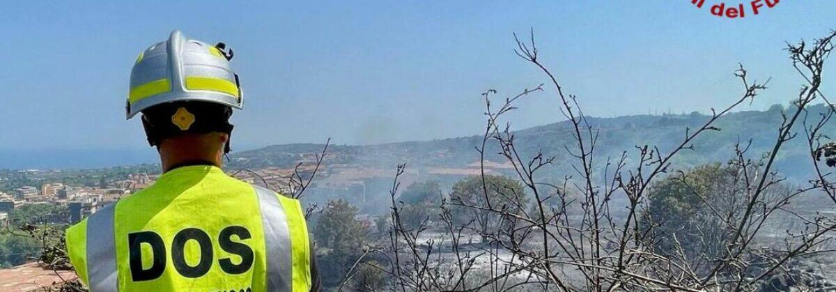 Incendio sterpaglie sull'autostrada A18 e nel comune di Aci Catena: intervento dei Vigili del Fuoco - 
