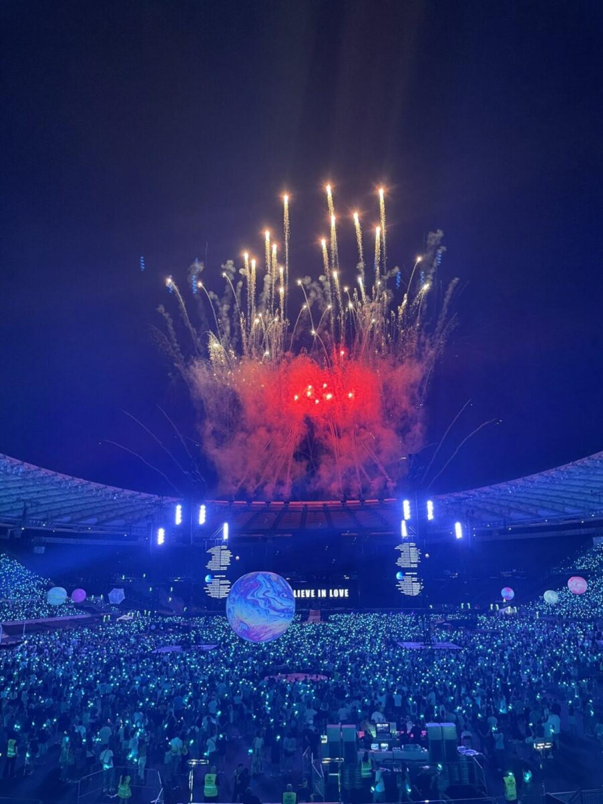 VIDEO: I Coldplay incantano Roma - Tutto esaurito all'Olimpico dopo 21 anni, presente anche Federer! - 