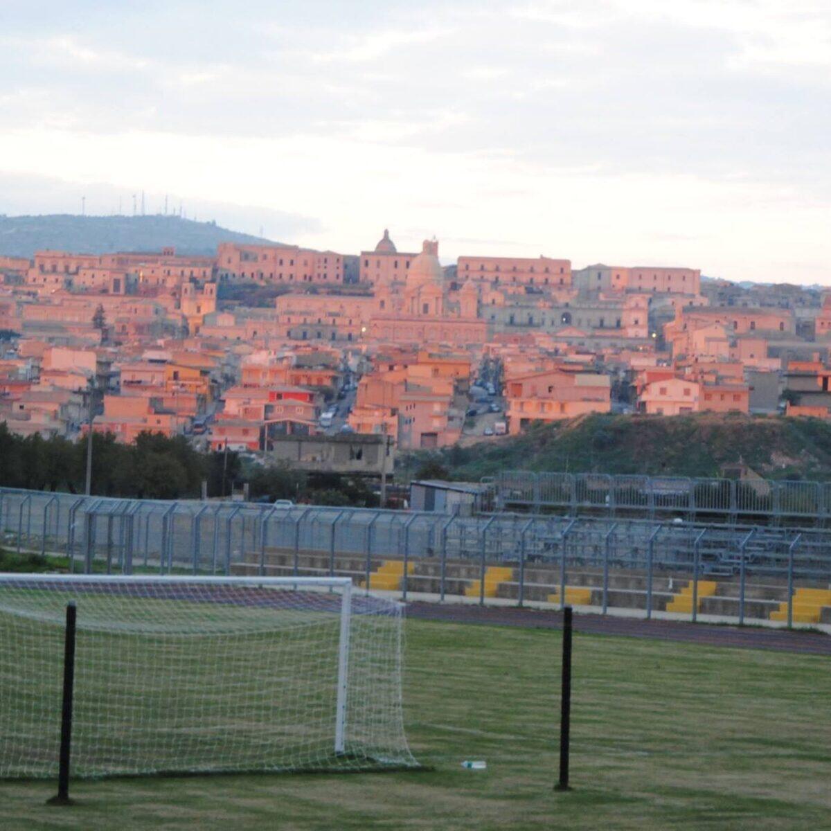 Preparativi per l'idoneità statica del Palatucci: Noto Calcio in azione - 