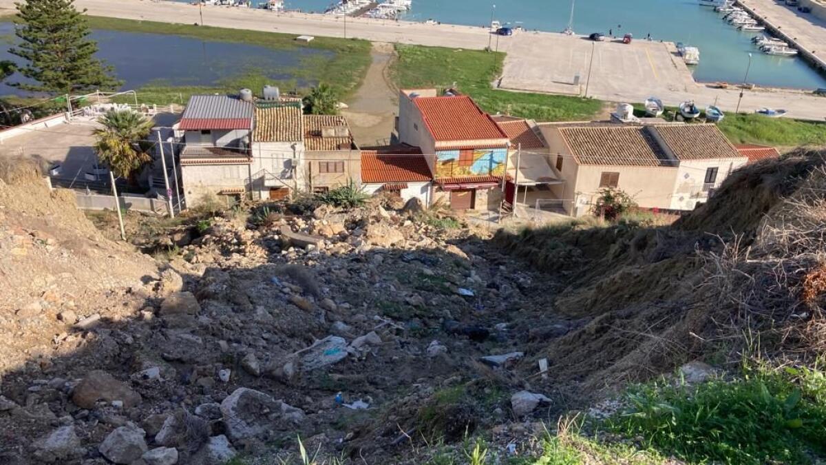 Via ai lavori di consolidamento della collina di Porto Palo a Menfi - 