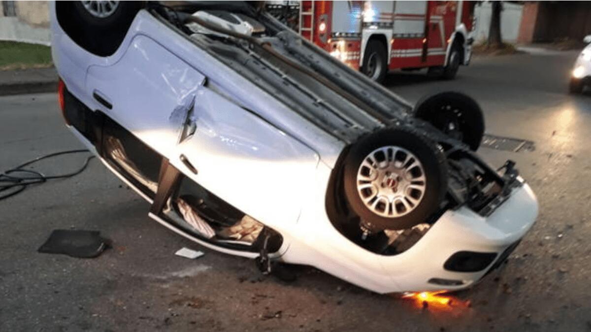 Incidente stradale a Catania: auto ribaltata in mezzo alla carreggiata - 