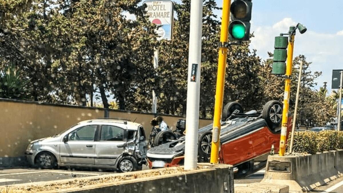 Incidente stradale Plaia di Catania: un’auto ribaltata e un’altra sfondata, diversi feriti - 