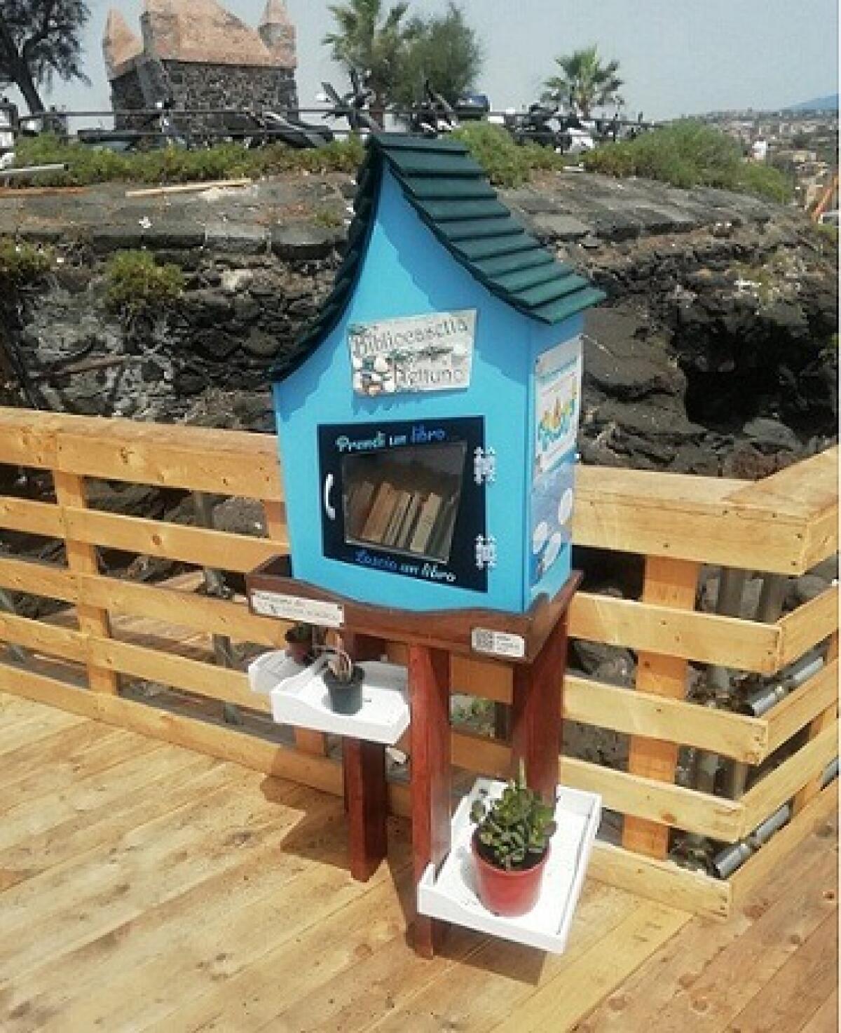 Bibliocasetta Nettuno: un angolo di lettura al solarium di Ognina - 