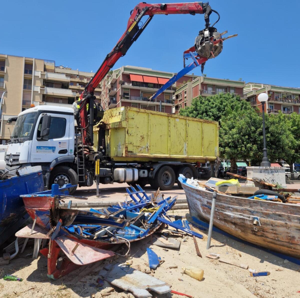 Proseguono le pulizie delle spiagge con speciale attenzione alla spiaggia del Ringo - 