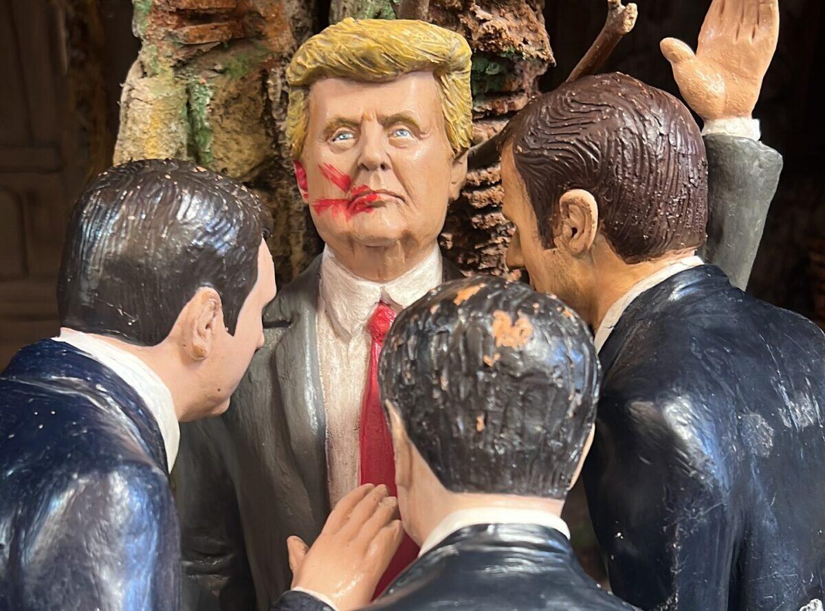 Passeggiando nella via dei presepi a Napoli: l'inquietante apparizione di Trump con il volto insanguinato. - 