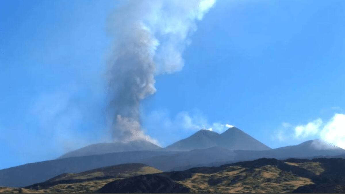 Attività stromboliana al Cratere Voragine: l’Etna torna a farsi sentire - 