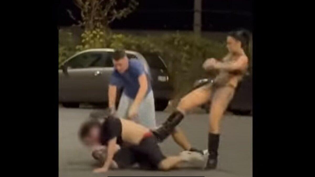 VIDEO | Shock a Roma: Aggressione omofoba tra calci, pugni e cinghiate, nessuno interviene - 